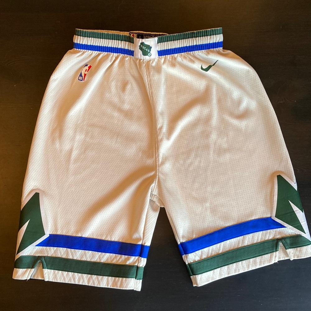 Milwaukee Bucks Youth L basketball shorts